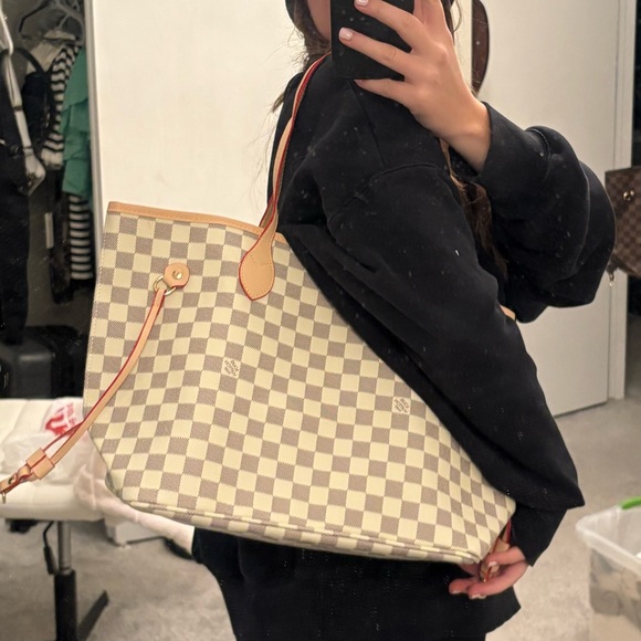 Louis Vuitton Handbags - Louis Vuitton never full